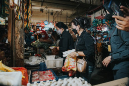 Ditemani Walikota, Puan Maharani Cek Harga Sembako Pasar Tambahrejo