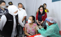Khofifah Percepat Vaksinasi Dosis Kedua dan Ketiga