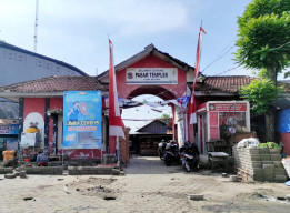 Direlokasi, Pedagang Pasar Templek Kota Blitar Mulai Bongkar Lapak