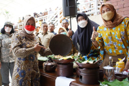 Seru, Kepala OPD Pemkot Mojokerto Lomba Renang dan Bikin Rujak Ulek