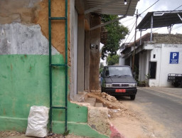 Mobil Plat Merah Parkir Sembarangan, Resahkan Pengguna Jalan