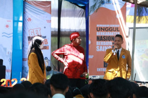 Bupati Sumenep Beri Doorprize Mahasiswa Baru di PKKMB UNIJA