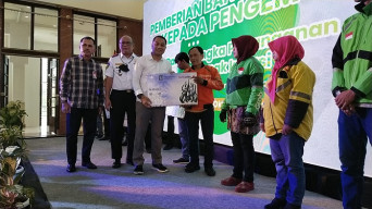 Serahkan Langsung Bansos Ojol, Frontal: Wali Kota Eri Tepati Janji