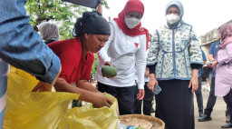 Gubernur Khofifah Datangi Pasar Besar dan Tinjau Pelabuhan Kota Pasuruan