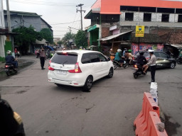 Cegah Kemacetan, Polres Pelabuhan Tanjung Perak dan Polsek Asemrowo Gelar Pengaturan Lalu Lintas