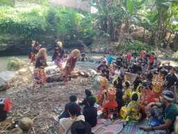 Unik dan Menarik, Pentas Tari Digelar di Pinggir Sungai