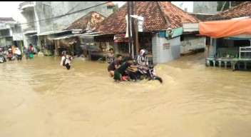 Kecamatan Blega Bangkalan Kembali Banjir, Kini Meluap ke Jalan Nasional