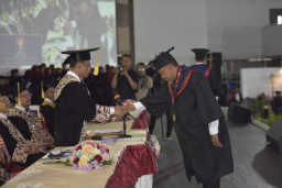 Wisuda Ke-33, Rektor UTM Ingatkan Wisudawan Siap Hadapi Cepatnya Arus Perubahan