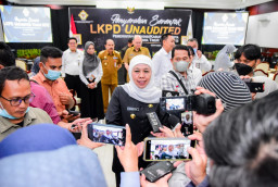 Gubernur Khofifah Serahkan LKPD Unaudited TA 2022 Bersama Bupati/Walikota se-Jatim