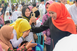 Rangkaian Safari Ramadan, Gubernur Jatim Salurkan 2000 Santunan Yatim dan Dhuafa di Tuban
