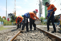 KAI Daop 8 Lakukan Perawatan Jalur KA Jelang Lebaran 2023