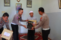 Lagi, Polres Gresik Beri Santunan Keluarga Korban Tragedi Kanjuruhan