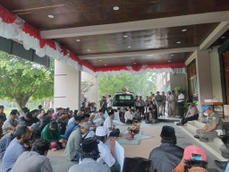 Pilkades Morombuh Bermasalah, Warga Antar Ketupat Lebaran ke Pemkab Bangkalan