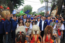 Diarak Hadrah, Reog hingga Barongsai, NasDem Jatim Daftarkan Caleg ke KPU