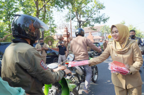 Sambut Hari Kemerdekaan, Pemkot Mojokerto Bagi dan Pasang Ribuan Bendera