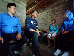 Demokrat Peduli, Renville Sambangi Mbok Warni dan Berbagi Sembako di Malang