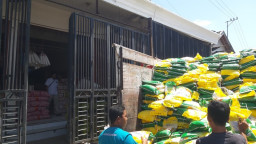 Harga Beras Lokal Tembus Rp.15 ribu, Diskoppindag Sampang Operasi Pasar