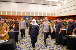 Gelar Rakor, Gubernur Khofifah Tekankan Pentingnya Sinergi Peran Pimpinan Formal dan Informal Jaga Pemilu 2024 Aman Damai Kondusif