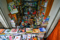 FOTO: Penjual Buku Bekas Masih Bertahan
