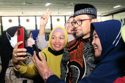 Emak-emak Rebutan Swafoto Bareng Ustaz Wijayanto di Masjid Al Falah