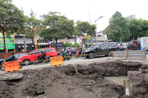 Pengerjaan Saluran Air Belum Selesai, Jalan Gubeng Macet