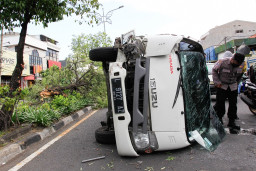 Hindari Pejalan Kaki Menyebrang, Isuzu Traga Terguling di Jalan Dharmawangsa