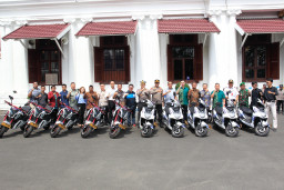 Kurangi Emisi, PT Malindo Hibahkan 20 Motor Listrik kepada Polrestabes Surabaya