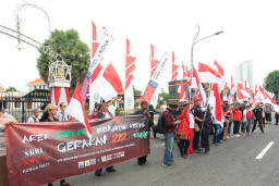 Ratusan Massa "Arek Suroboyo" Unjuk Rasa Tolak Reuni 212