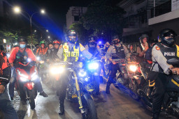 Cegah Kejahatan Jalanan, Personel Polsek Simokerto dan Polsek Tambaksari Gelar Patroli Skala Besar