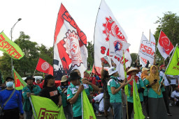 Ribuan Buruh Demo di Depan Kantor Gubernur, Sampaikan 3 Tuntutan