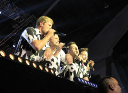 Antusiasme Tinggi, Konser Westlife di Surabaya Tembus 8.000 Penonton