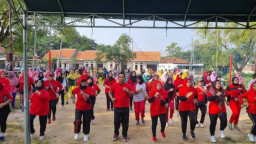 Ibu-ibu PKK Senam Sicita Bersama Mahfud