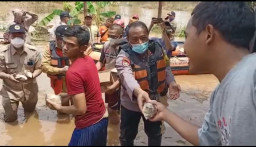 Polres Pasuruan Kota bersama Instansi Terkait Berikan Bantuan Warga Terdampak Banjir