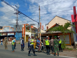 Hari Pertama Ops Patuh Semeru 2021, Polisi bagikan Masker dan Stiker