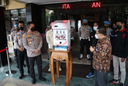 Pertama di Indonesia, Polresta Malang Kota Luncurkan Dispenser Masker