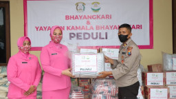 Polres Pasuruan bersama Yayasan Kemala Bhayangkari Cabang Pasuruan Berikan Bantuan Kepada Korban Erupsi Gunung Semeru
