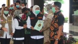 Kunker ke Jombang, Gubernur Serahkan Bantuan