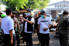 Gus Ipul Bersama Warga Kerja Bakti Bersih-bersih