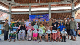 PWI Lamongan Salurkan 200 Paket Sembako ke Korban Banjir