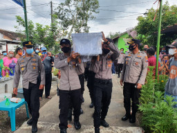 Jenazah Sri Mindari Tiba di Rumah Duka, Polda Jatim Kawal Hingga Pemakaman