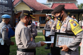 Kepedulian Pimpinan Polri pada Anggota yang Berprestasi, Kapolres Blitar Kota Beri Penghargaan Kepada 10 Anggotanya