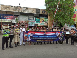 Duta Masker Bagikan Masker di Pasar dengan Seragam 17 Agustusan