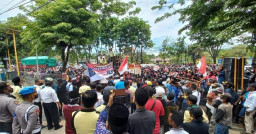 Tuntut Kepastian Pilkades, Massa Gelar Demo