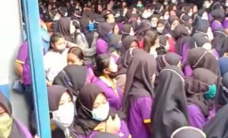 Belum Terima Gaji dan THR Kecil, Ratusan Buruh Pabrik Mogok Kerja