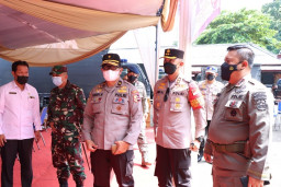 AKBP Andi Sinjaya Bersama Forkopimda Dampingi Tim Lemdiklat Polri Gelar Baksos Vaksinasi di Pasir Putih Situbondo