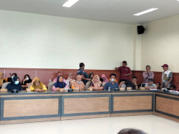 Emak-emak Pedagang Pasar KLD Geruduk Dewan, Protes Kenaikan Retribusi