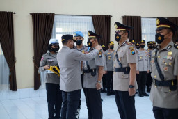 Gantikan Dua Jabatan Kapolsek dan Kabag Sumda, Kapolres Blitar Kota Pimpin Serah Terima Jabatan
