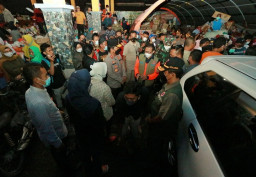 Polda Jatim Kerahkan Pasukan dari Berbagai Unsur Bantu Korban Erupsi Semeru