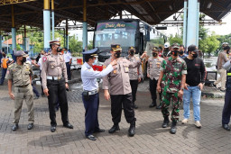 Kapolres Gresik Inspeksi Pelabuhan dan Terminal Jelang Nataru