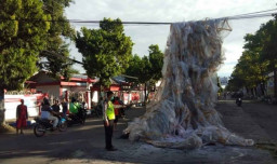 Balon Udara Bawa Petasan Menyala Tersangkut Kabel Listrik